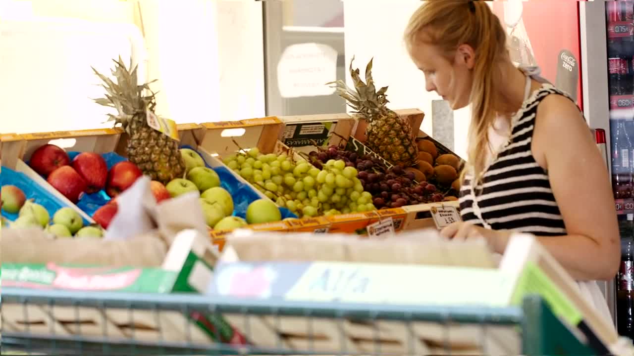 Video Stock Choosing Some Fresh Fruit Live Wallpaper For PC