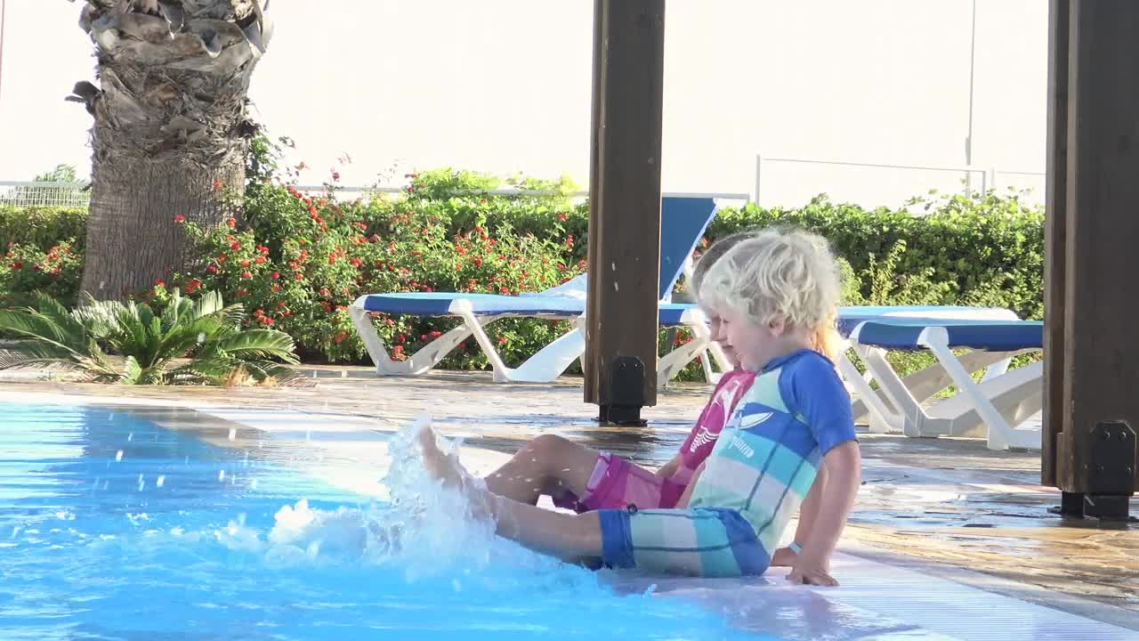 Video Stock Children Splashing In The Pool Live Wallpaper For PC