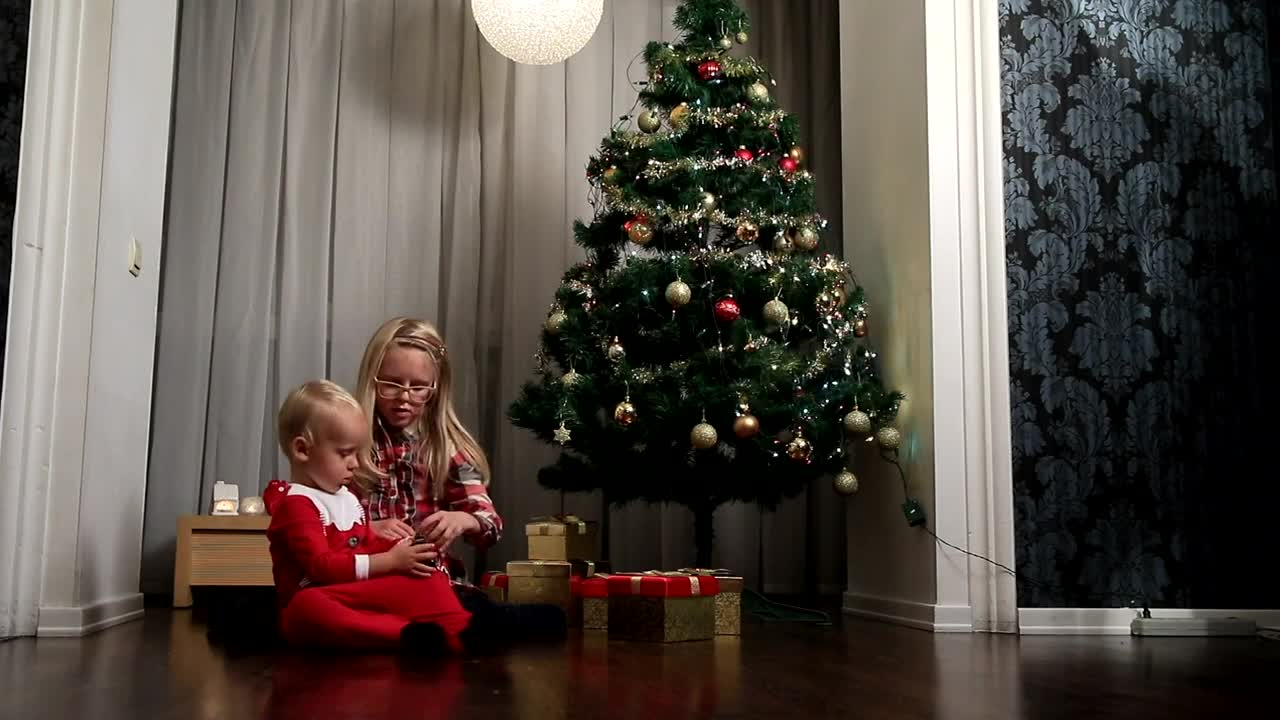 Video Stock Children Opening Gifts On Christmas Morning Live Wallpaper For PC