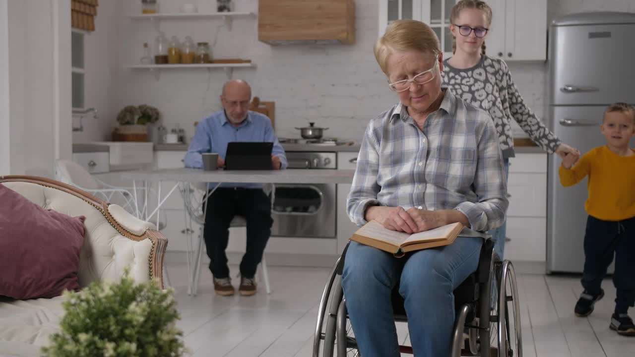 Video Stock Children Hug And Kiss Their Grandmother Live Wallpaper For PC