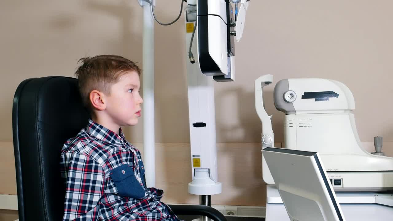Video Stock Child Putting His Eyesight On An Eye Test Device Live Wallpaper For PC