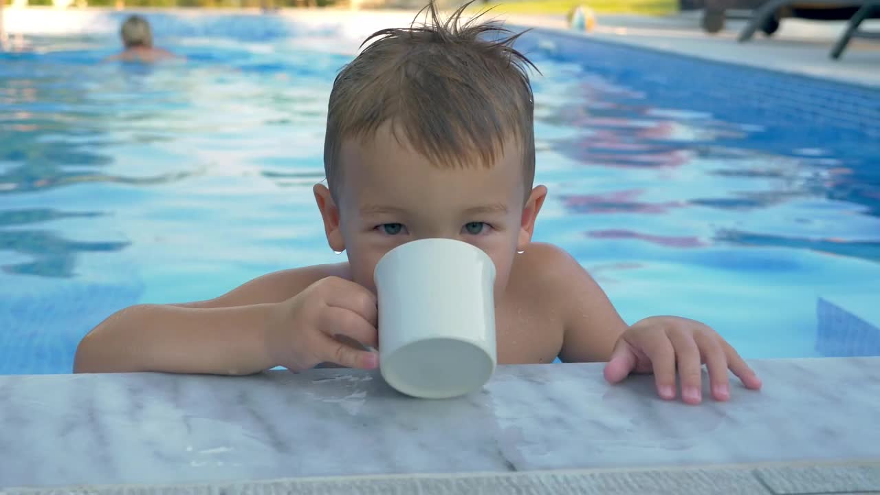 Video Stock Child Drinking From A Cup In The Pool Live Wallpaper For PC