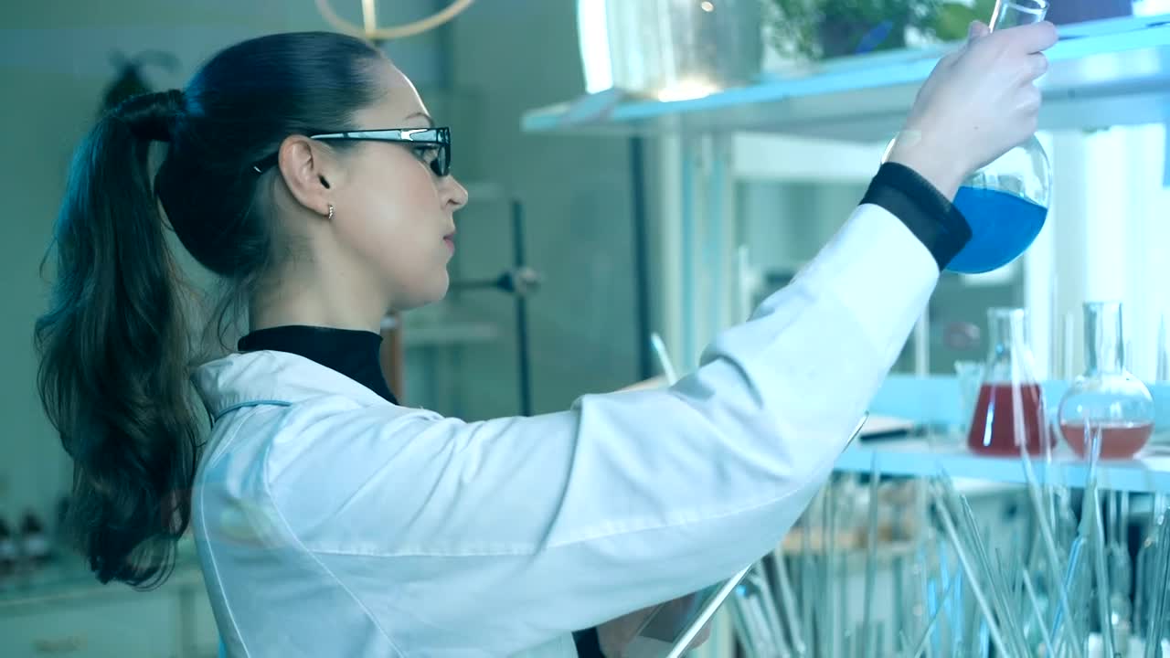 Video Stock Chemist Working In The Laboratory With Her Tablet Live Wallpaper For PC
