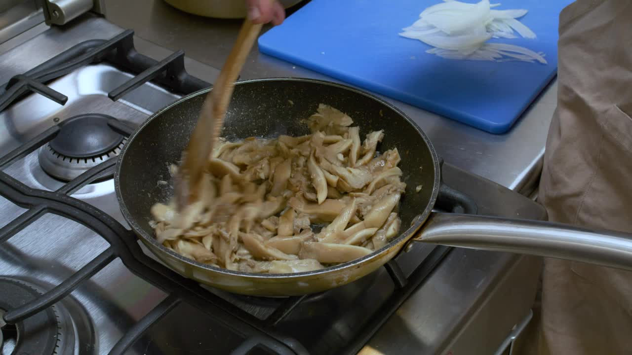 Video Stock Chef Frying Mushrooms Live Wallpaper For PC