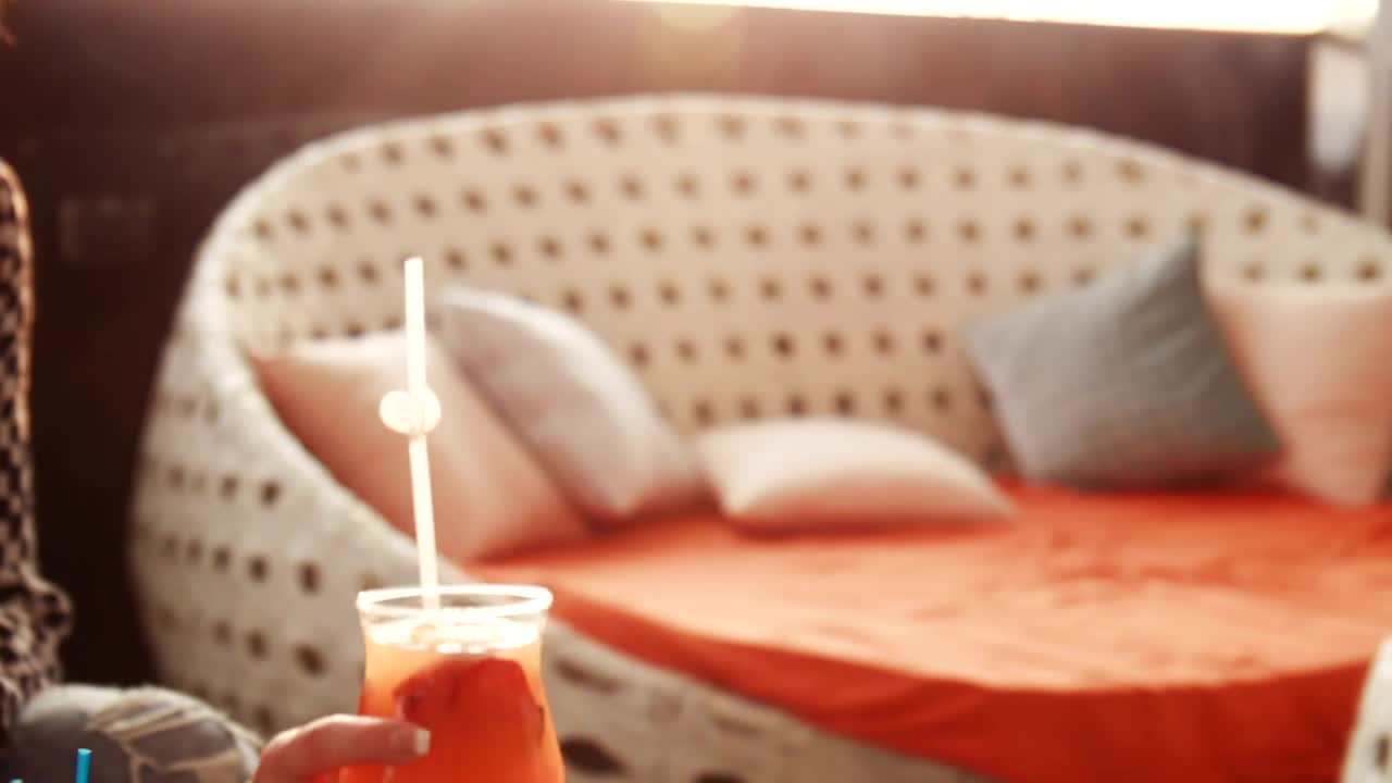 Video Stock Cheers With Tropical Drinks Live Wallpaper For PC