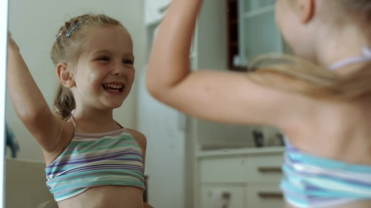 Video Stock Cheerful Girl Kisses A Mirror Live Wallpaper For PC