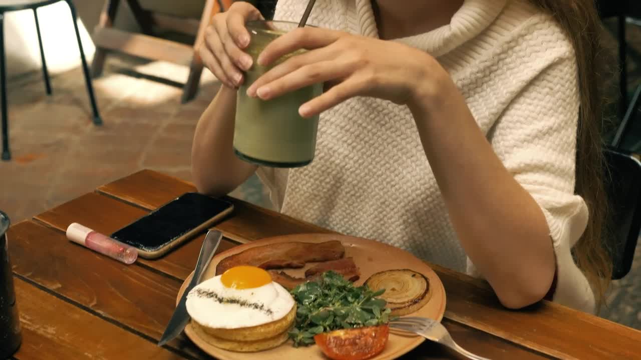 Video Stock Cheerful Girl Chatting With Another Person In A Restaurant Live Wallpaper For PC
