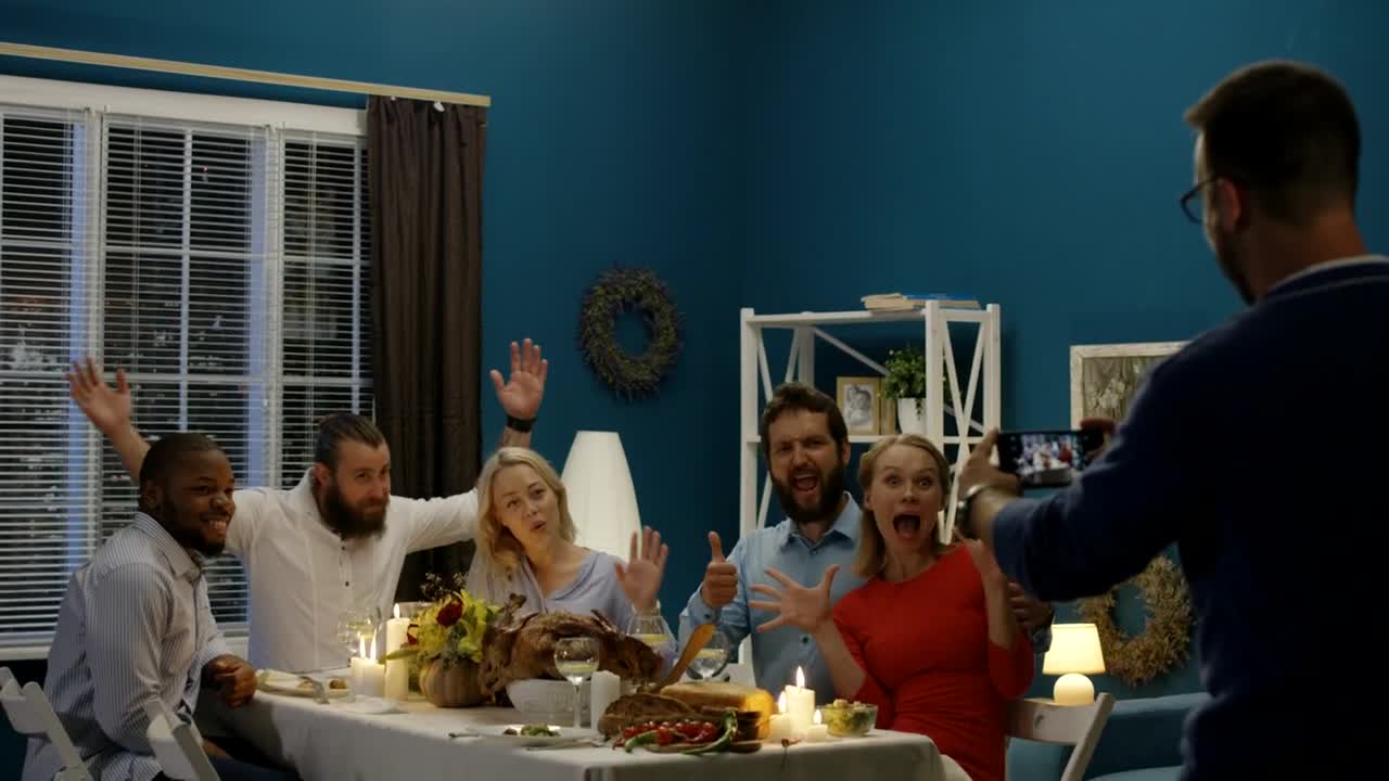 Video Stock Cheerful Friends Taking Photo On Thanksgiving Day Live Wallpaper For PC