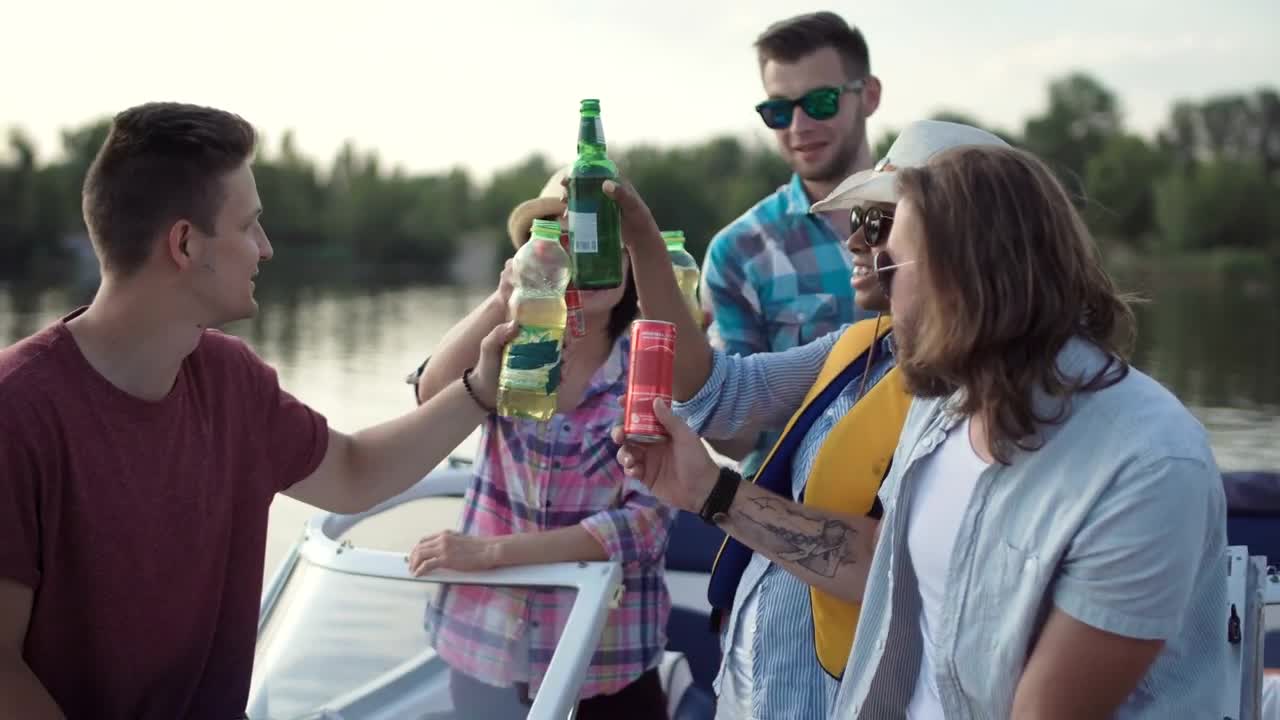 Video Stock Cheerful Friends Taking A Selfie On A Boat Live Wallpaper For PC