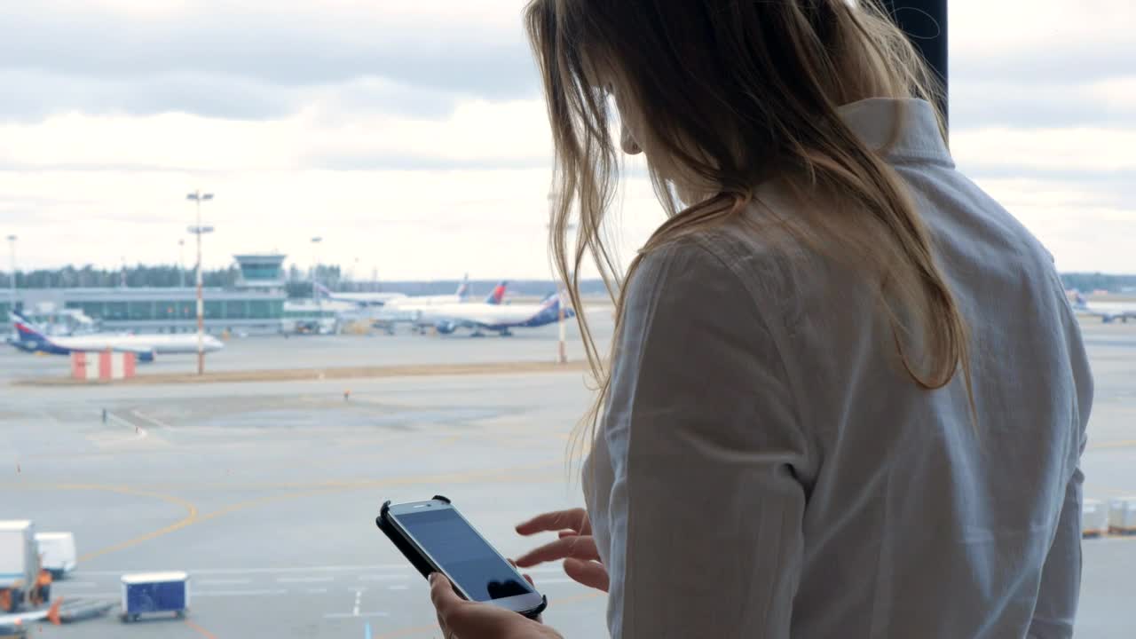 Video Stock Checking Her Phone While Waiting For A Flight Live Wallpaper For PC