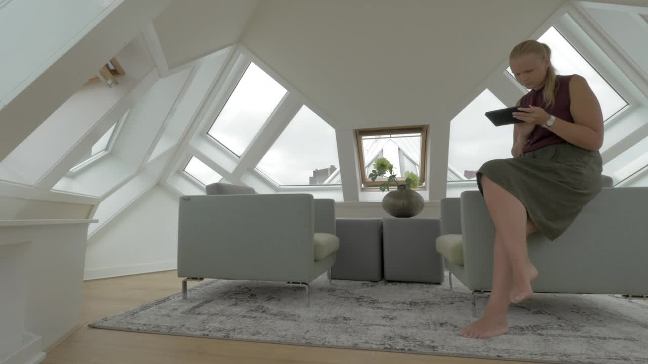 Video Stock Checking Emails In A Modern House Live Wallpaper For PC