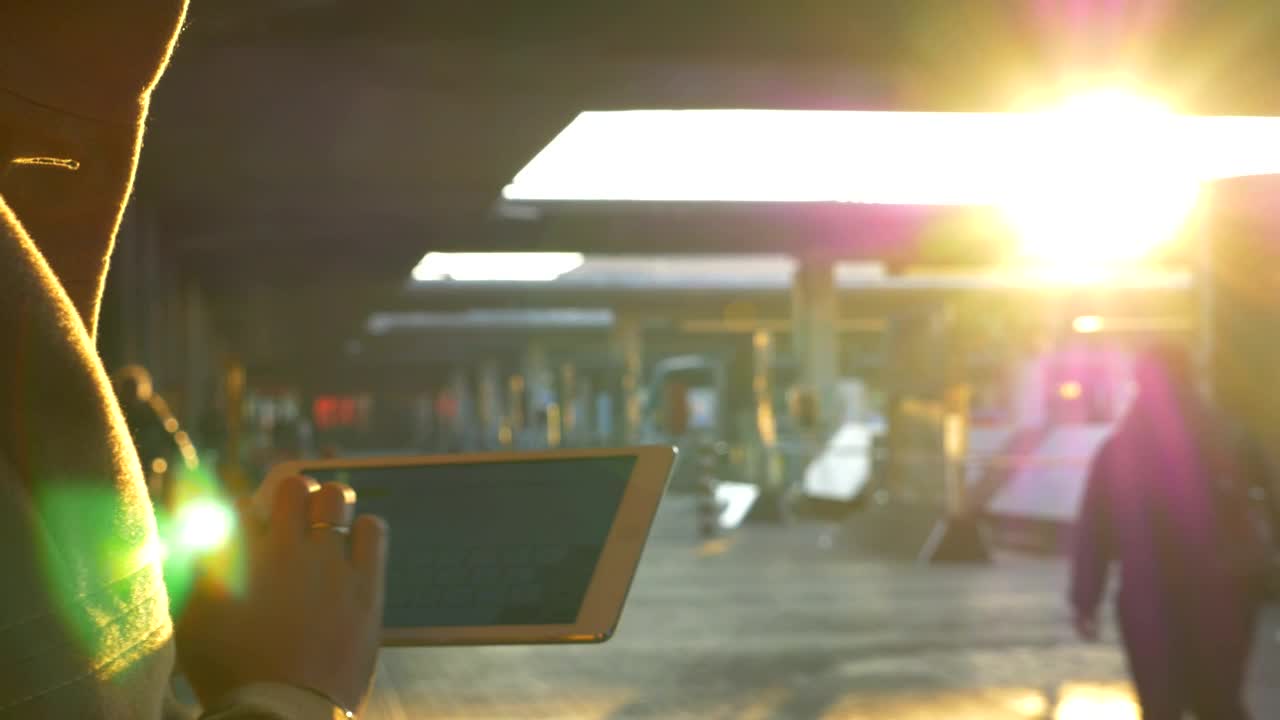 Video Stock Chatting While Waiting For A Train Live Wallpaper For PC