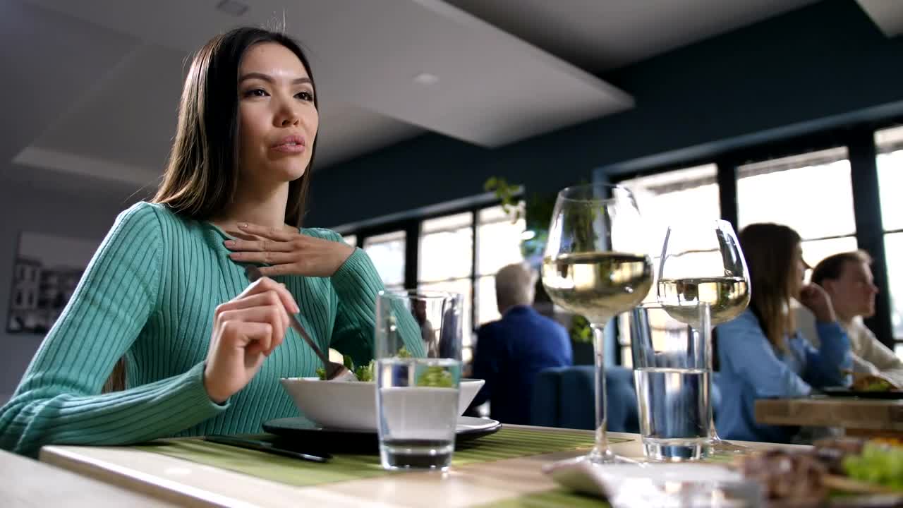 Video Stock Chatting Over A Meal Live Wallpaper For PC