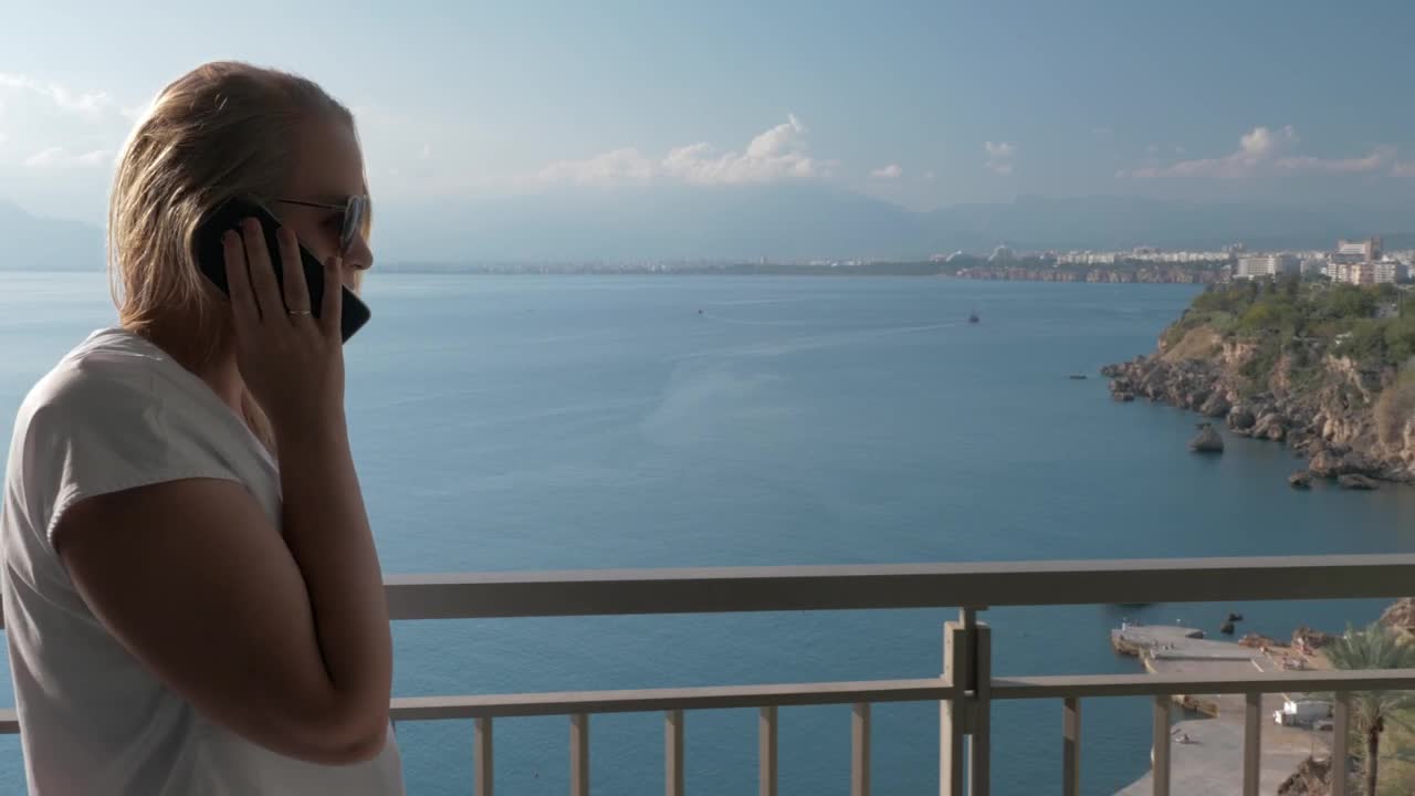 Video Stock Chatting On The Phone While On Vacation Live Wallpaper For PC