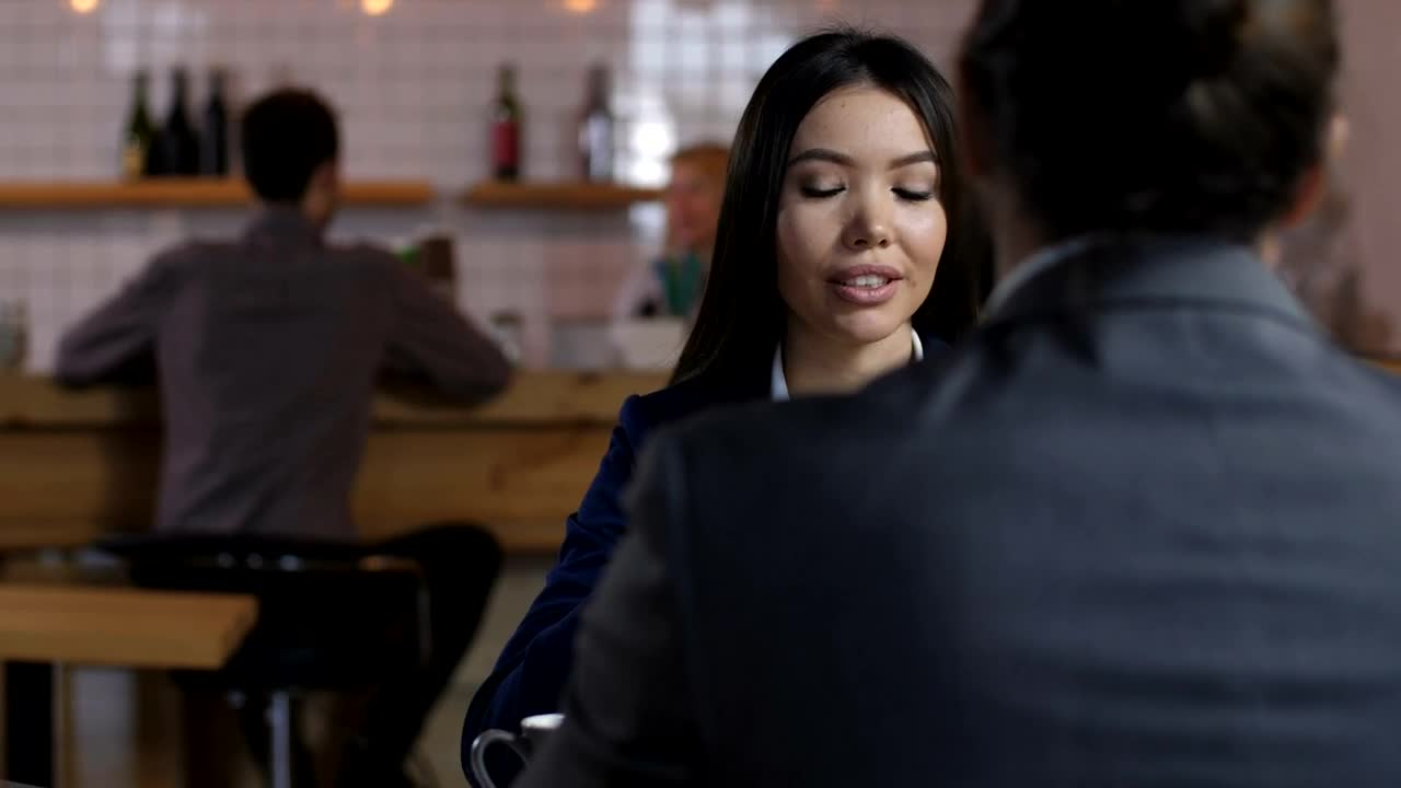 Video Stock Chatting During A Lunch Break Live Wallpaper For PC