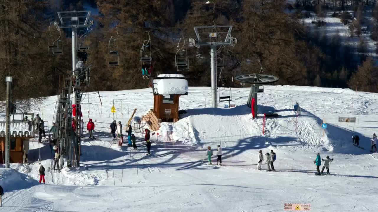 Video Stock Chairlift Base And Skiers Live Wallpaper For PC