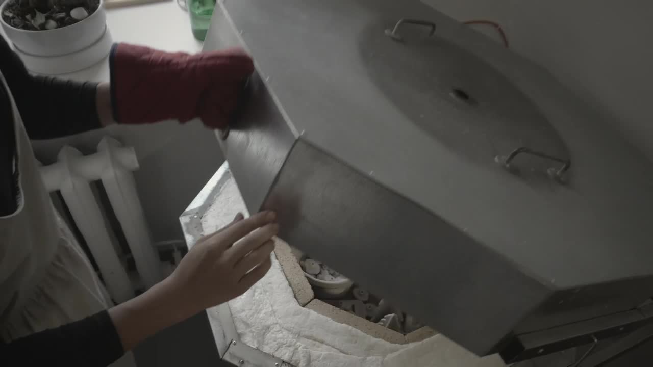Video Stock Ceramist Woman Opening The Oven Live Wallpaper For PC