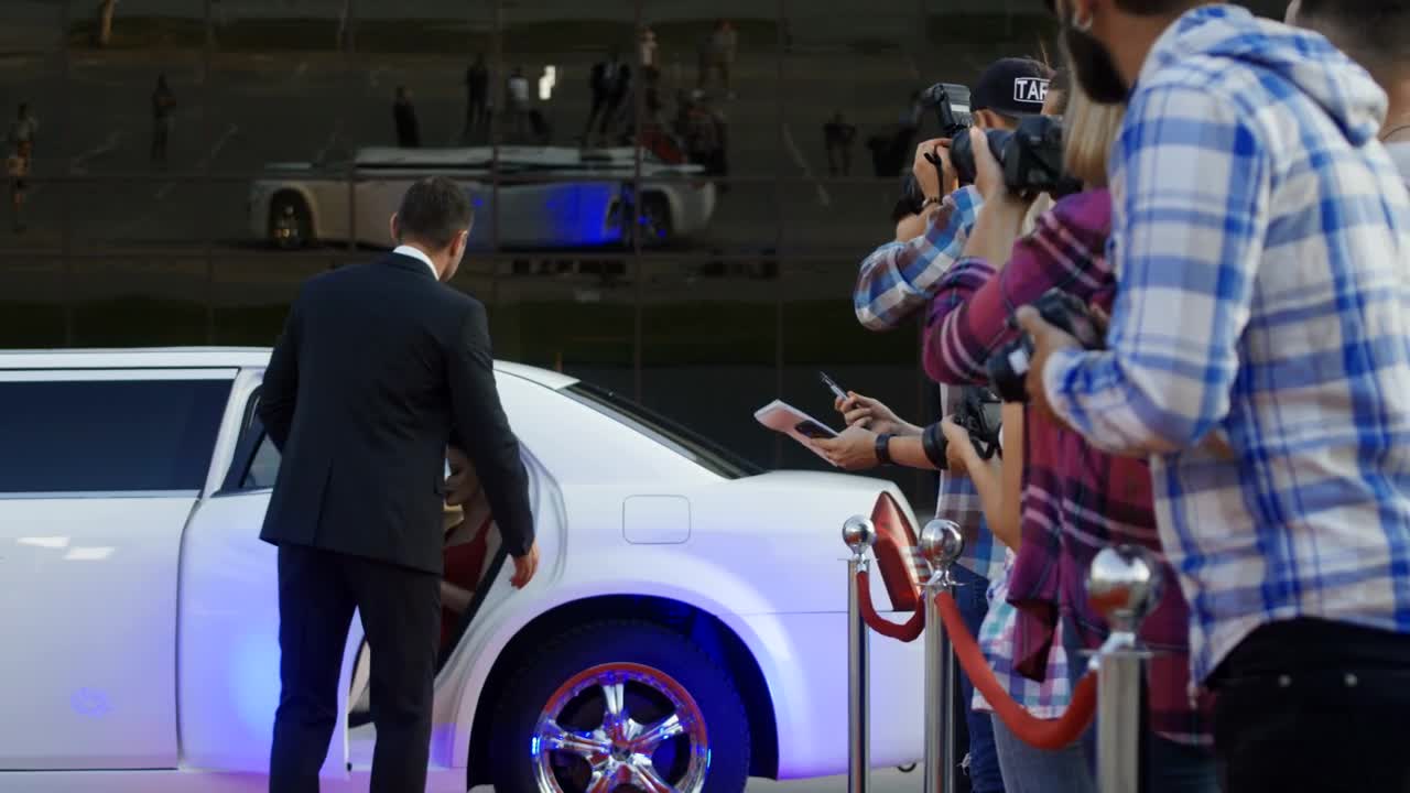 Video Stock Celebrity Woman Taking A Selfie With Fans Live Wallpaper For PC