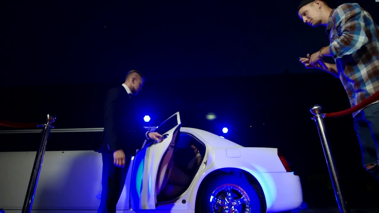 Video Stock Celebrity Woman Giving Autographs To Fans Live Wallpaper For PC