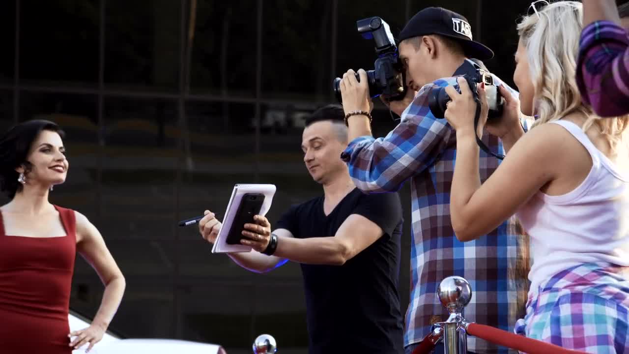 Video Stock Celebrity Woman Giving Autographs At The Premier Live Wallpaper For PC