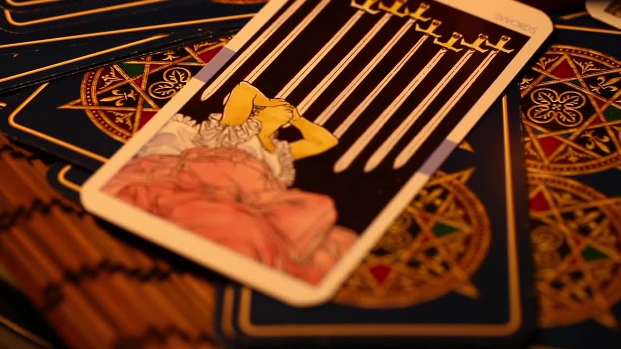 Video Stock Cartas Del Tarot Sobre Una Mesa Spinning Close Up Live Wallpaper For PC