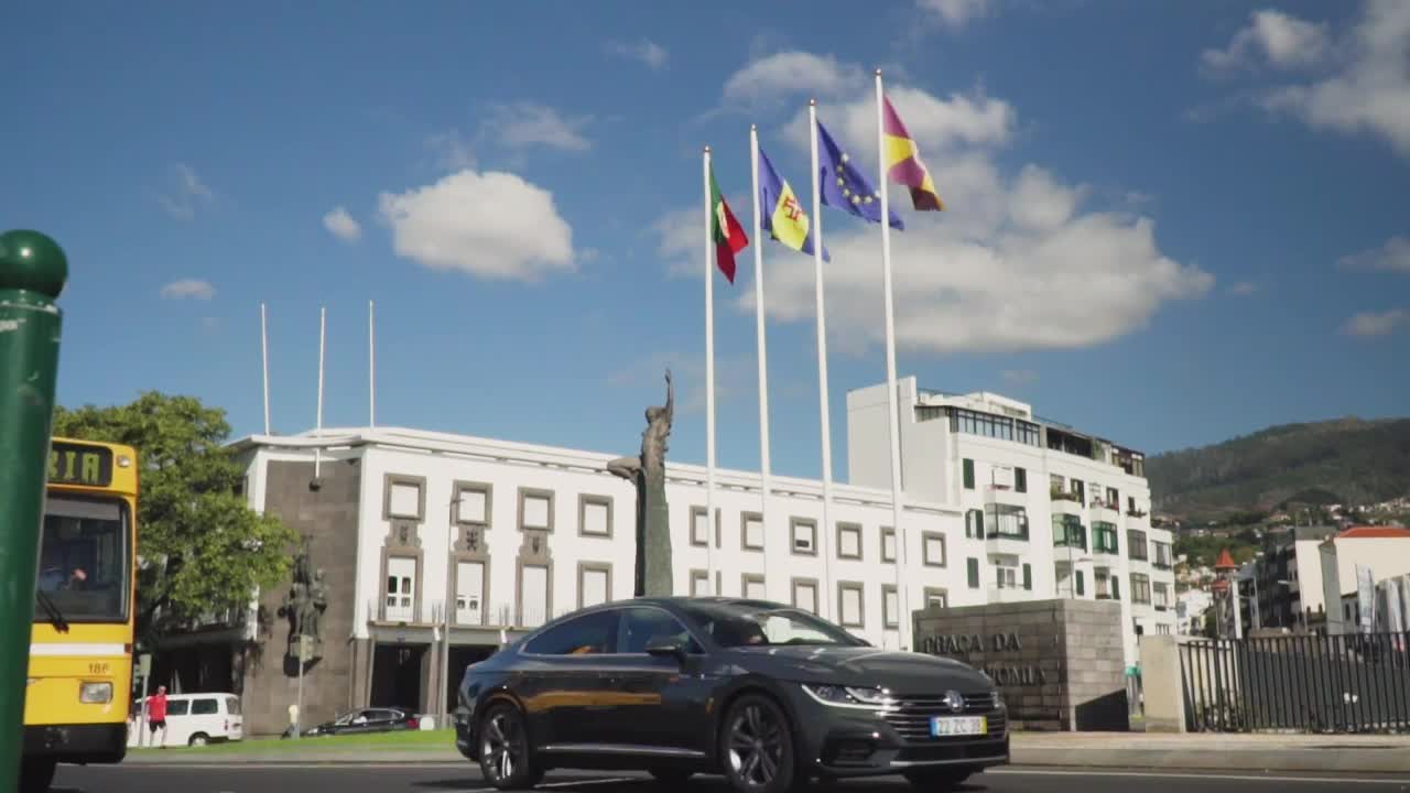 Video Stock Cars And Buses Passing By A Large City Building Live Wallpaper For PC