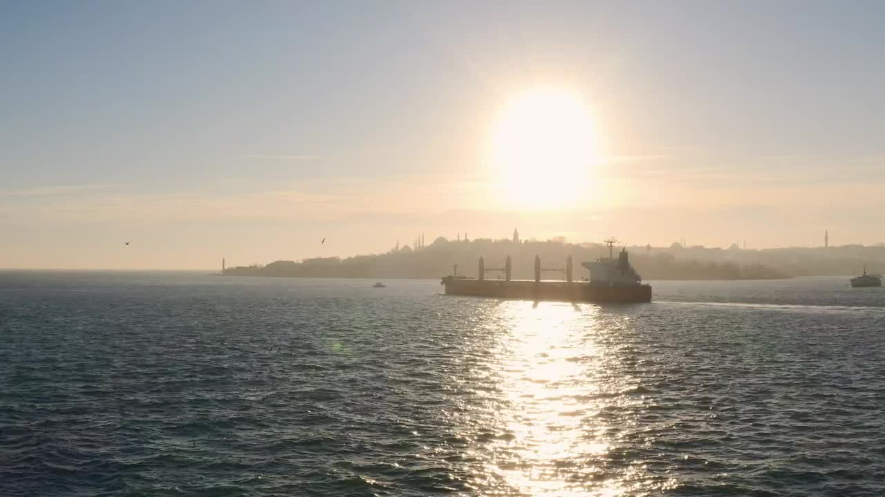 Video Stock Cargo Ship Under The Sun Live Wallpaper For PC