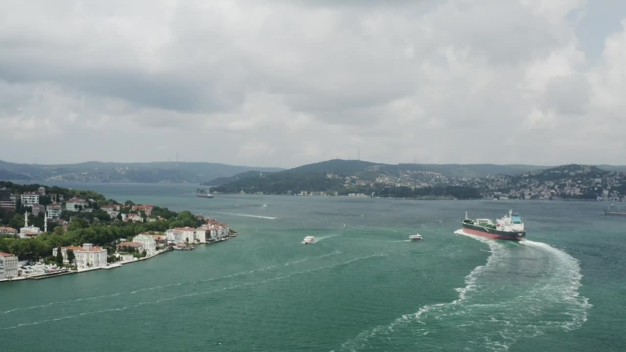 Video Stock Cargo Ship Turning Live Wallpaper For PC