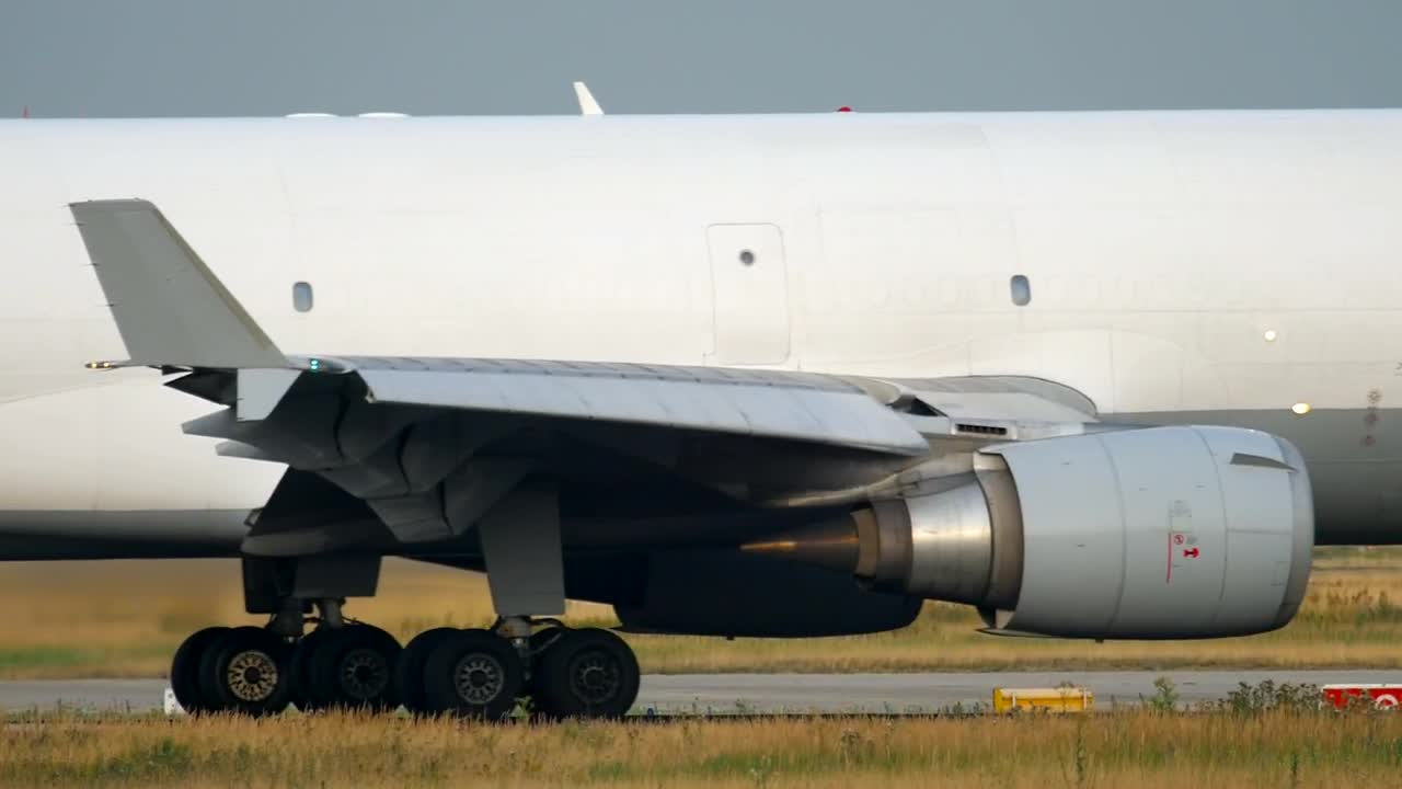 Video Stock Cargo Airplane Moving On The Track Live Wallpaper For PC