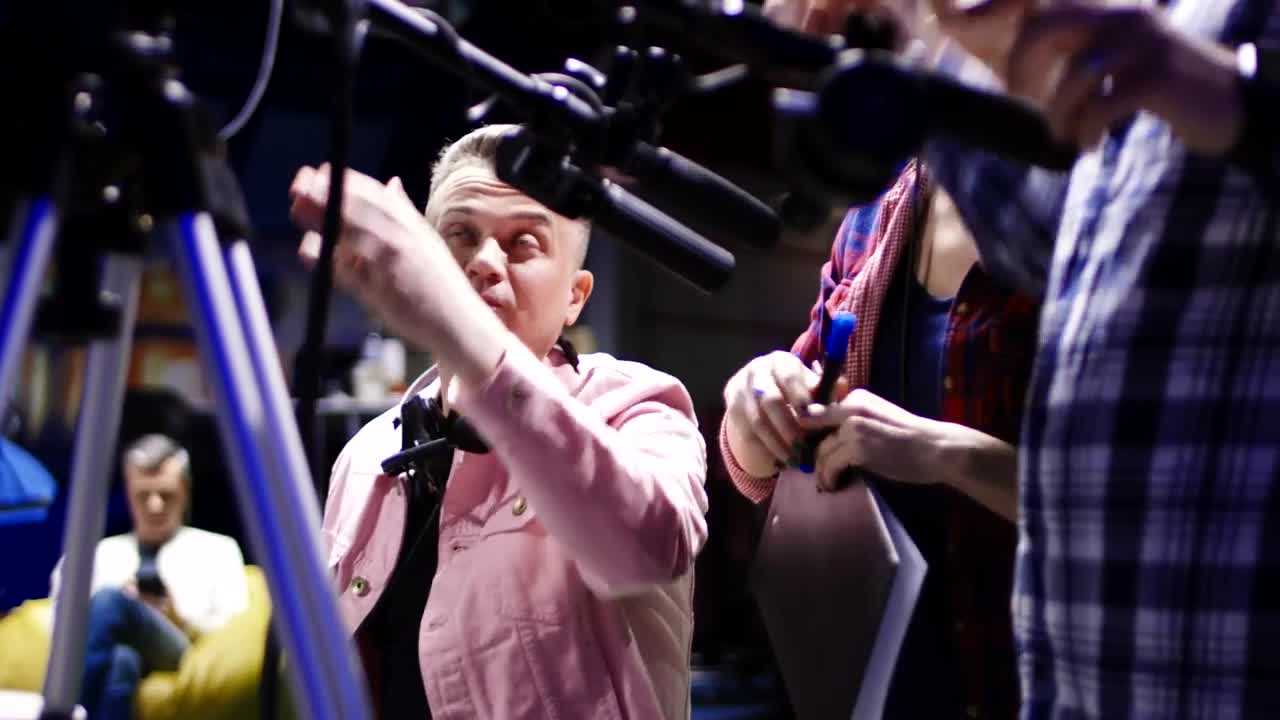 Video Stock Cameraman Discussing With The Team Live Wallpaper For PC