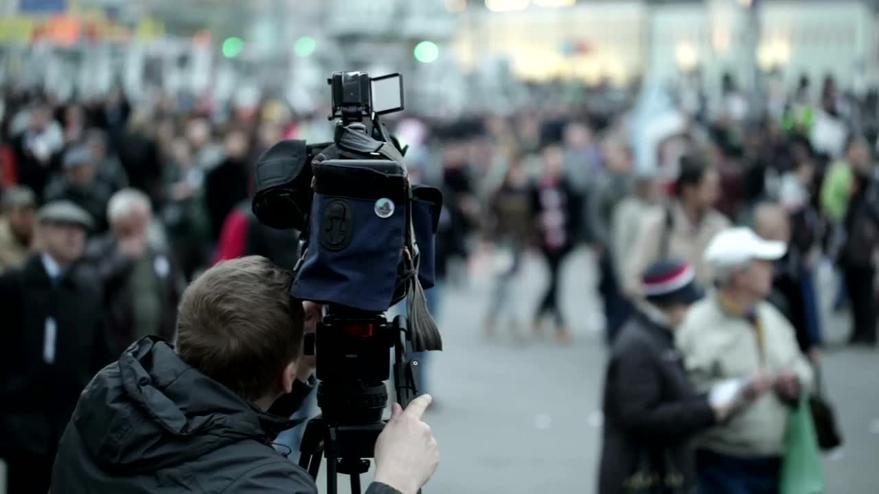 Video Stock Cameraman Filming In The City Live Wallpaper For PC