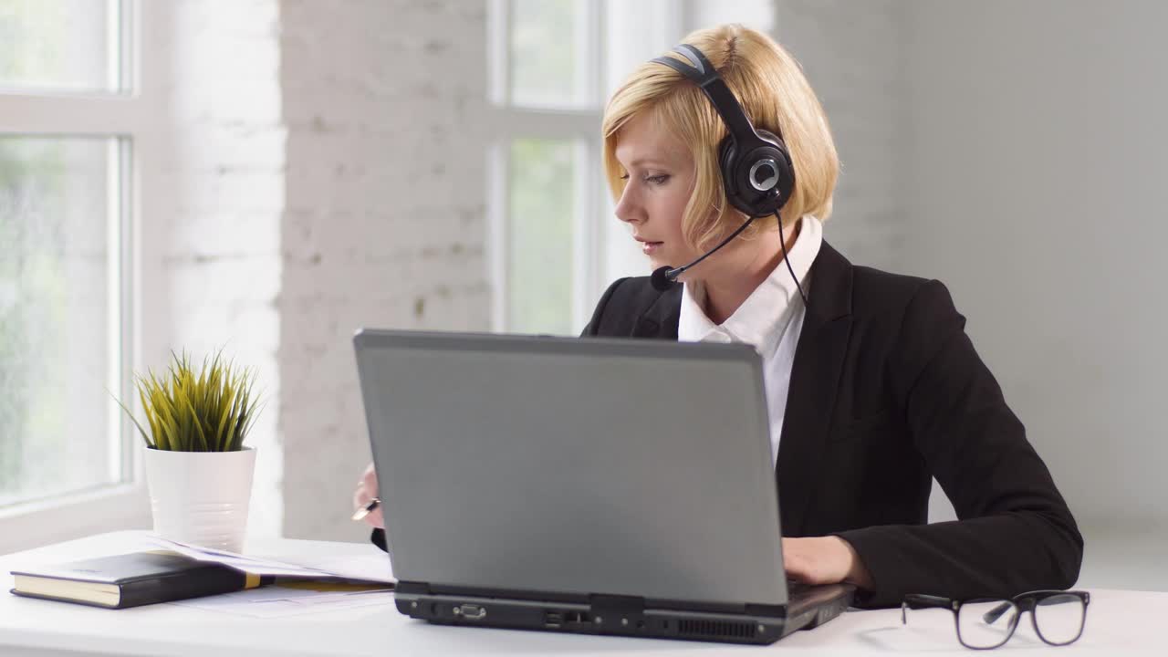 Video Stock Call Center Operator Working At Home Live Wallpaper For PC