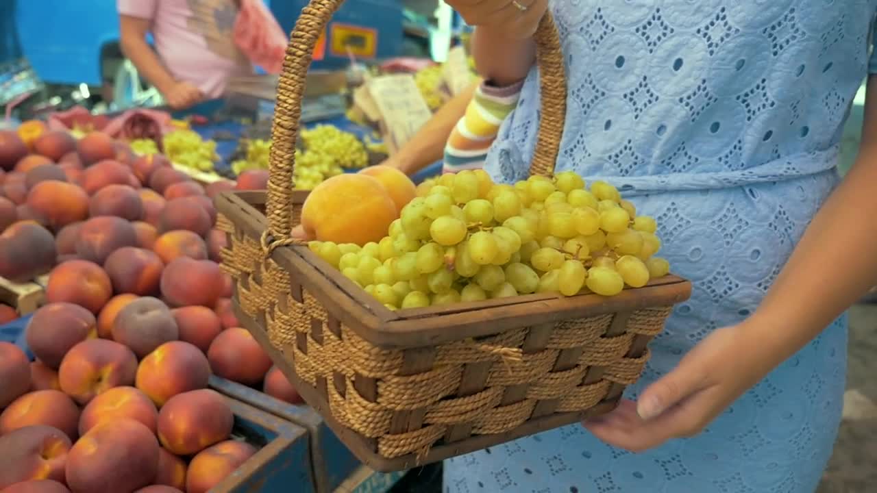 Video Stock Buying Fruit From A Market Vendor Live Wallpaper For PC
