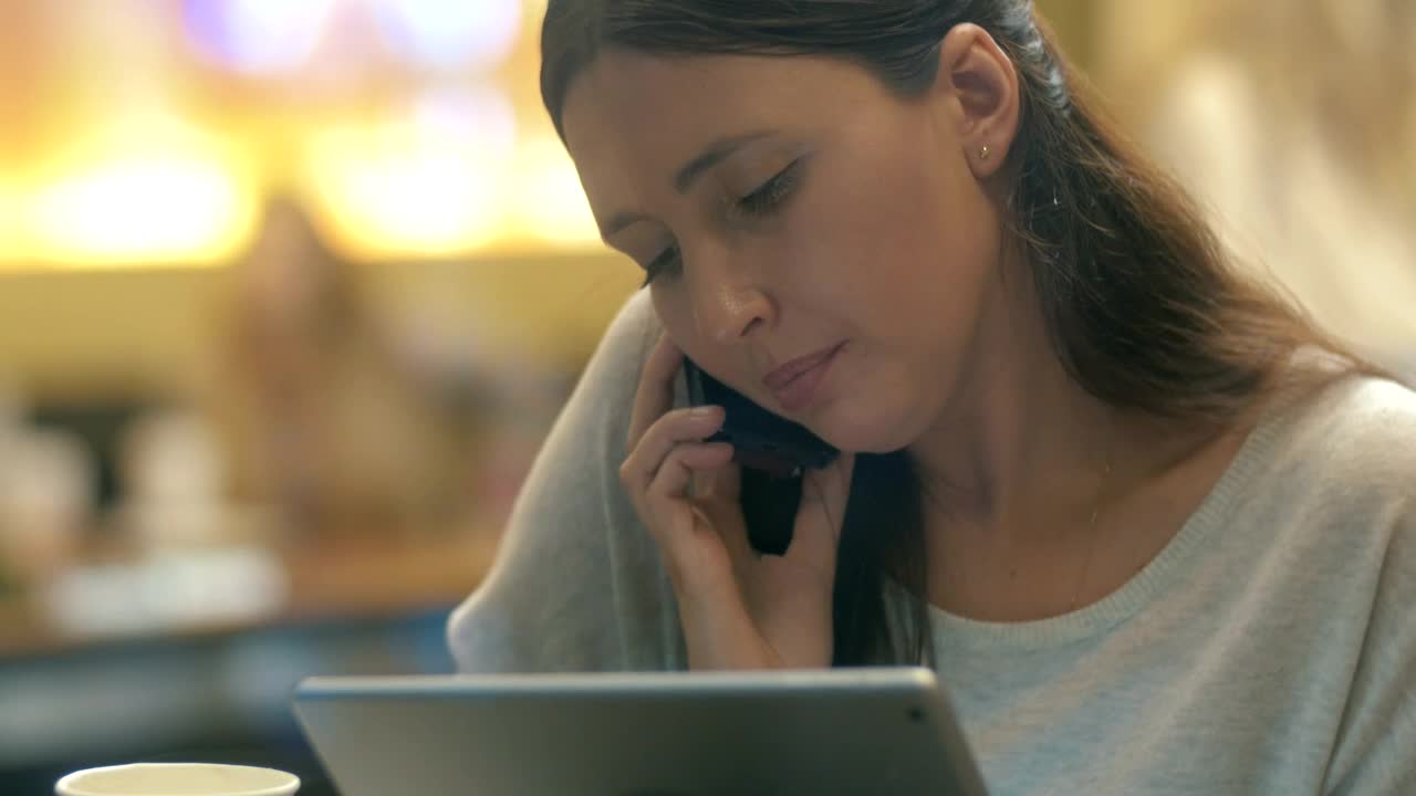 Video Stock Busy Woman Talking On The Phone Live Wallpaper For PC