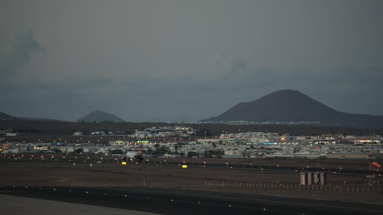 Video Stock Busy Runway In The Evening Live Wallpaper For PC