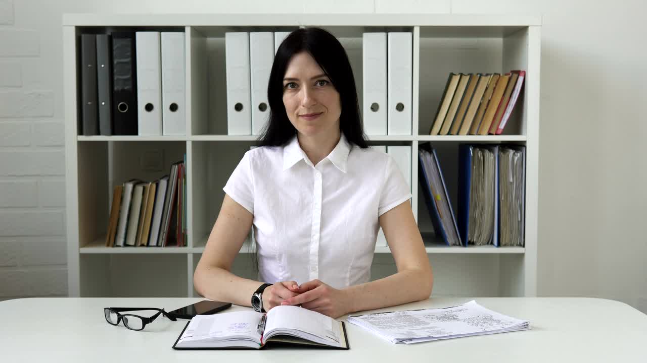 Video Stock Businesswoman Smiling At Her Desk Live Wallpaper For PC