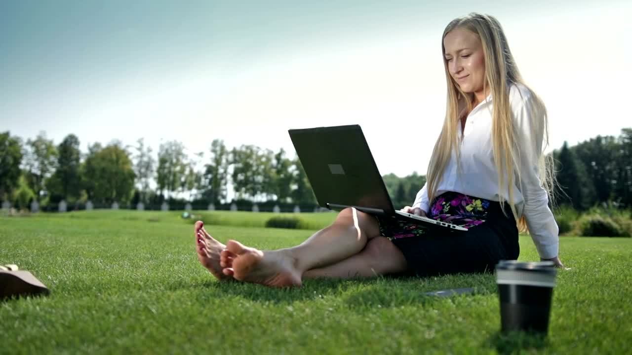 Video Stock Businesswoman Chatting Online Live Wallpaper For PC