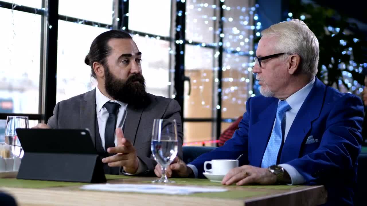 Video Stock Businessmen Having A Lunchtime Meeting Live Wallpaper For PC