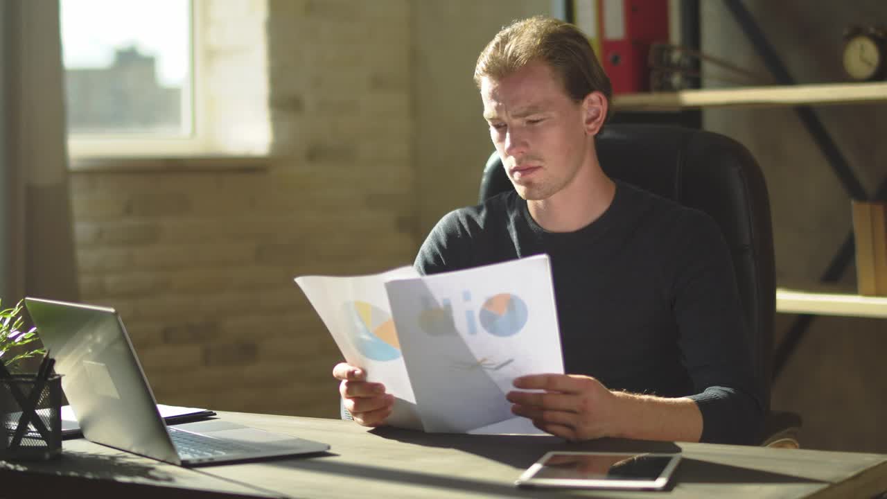 Video Stock Businessman Reviewing Statistics Live Wallpaper For PC