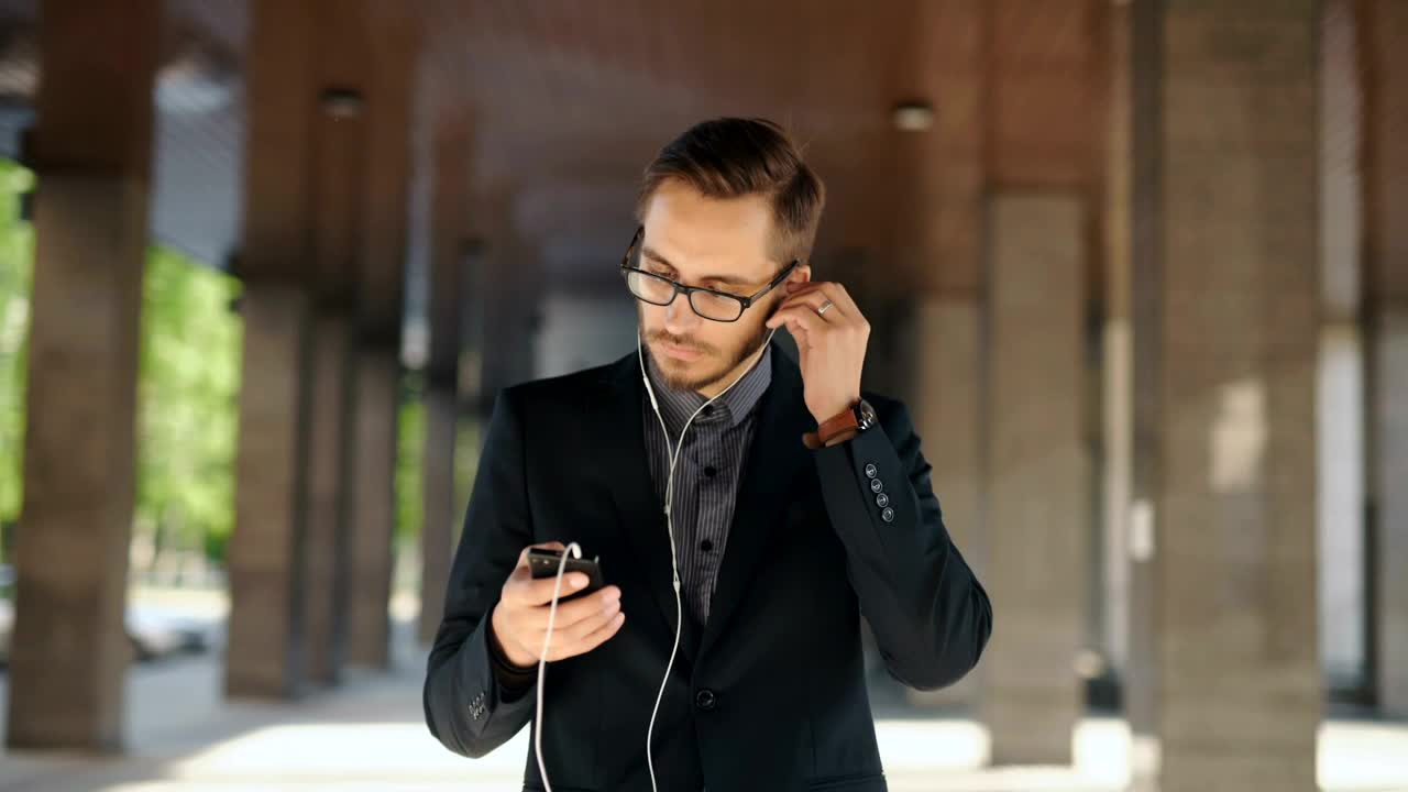 Video Stock Businessman Listen To Music From His Cellphone Live Wallpaper For PC