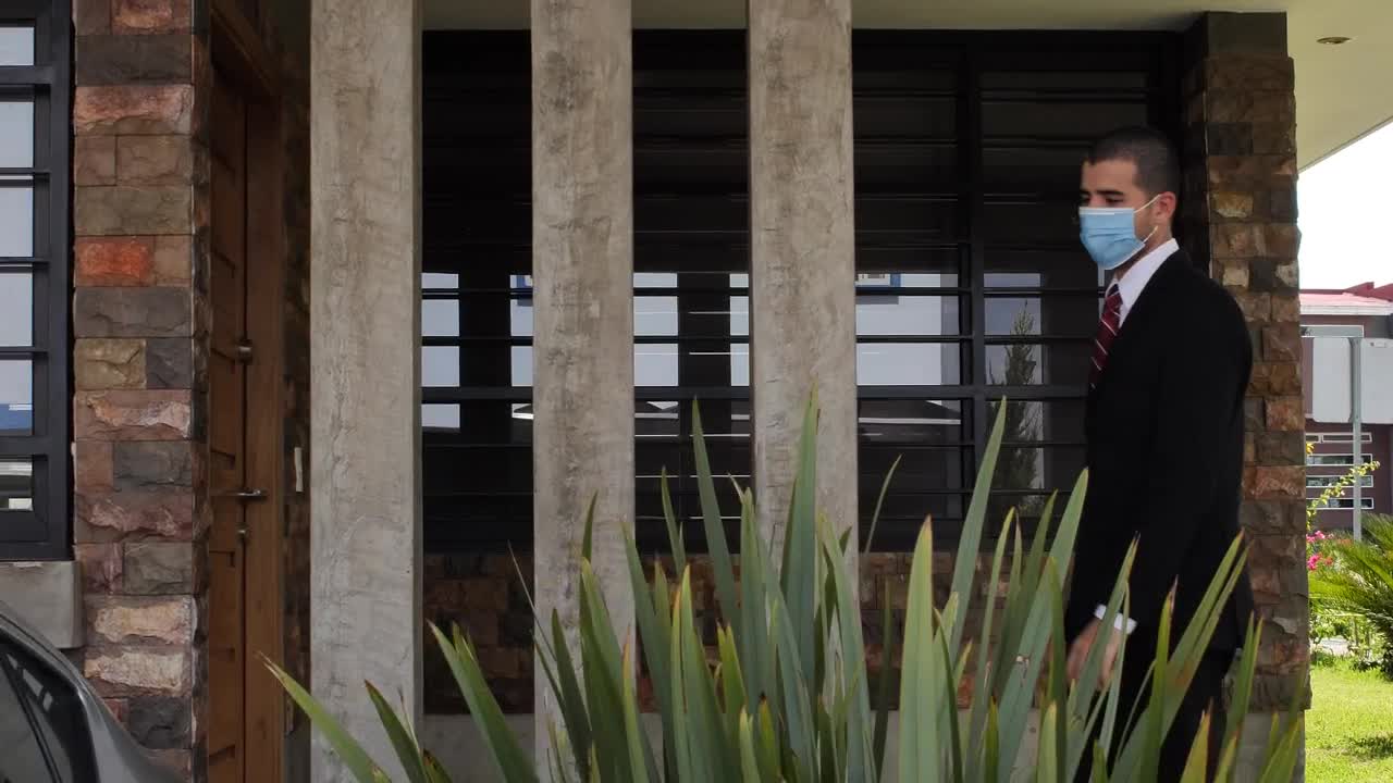 Video Stock Businessman Getting Into His Car Live Wallpaper For PC