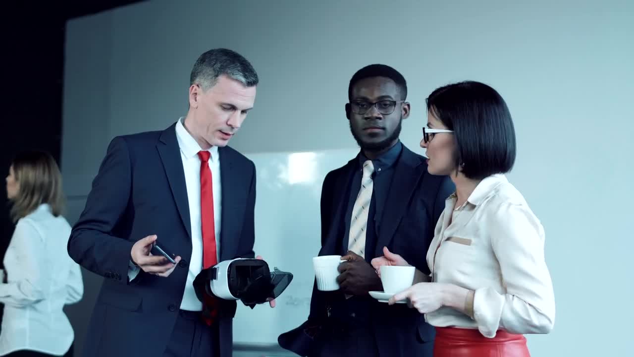 Video Stock Businessman Explaining How To Use Virtual Reality Live Wallpaper For PC