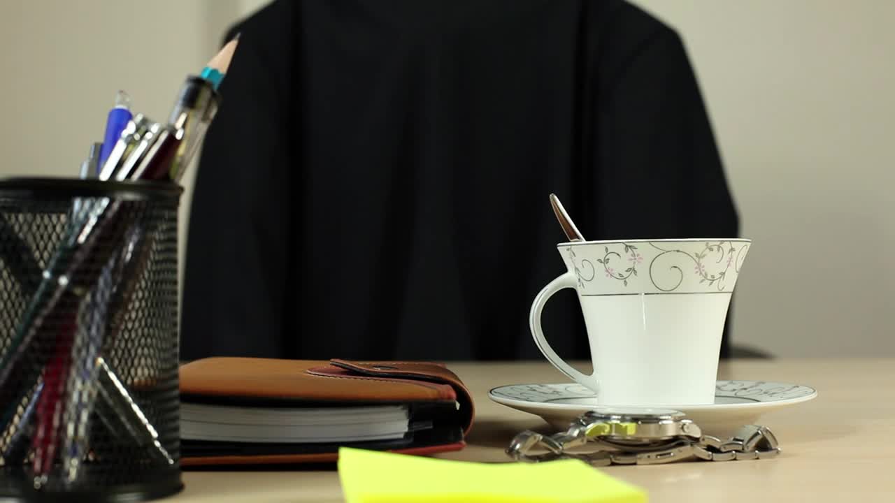 Video Stock Businessman Ending His Workday Live Wallpaper For PC