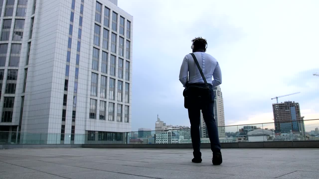 Video Stock Businessman Dancing While Walking Live Wallpaper For PC