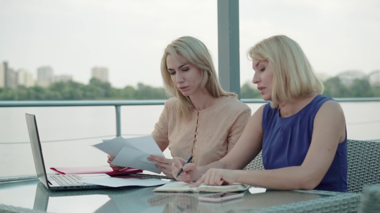 Video Stock Business Women At Work Meeting Live Wallpaper For PC