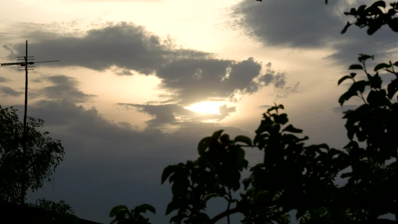 Video Stock Clouds Blocking Out The Sun During The Evening Live Wallpaper For PC