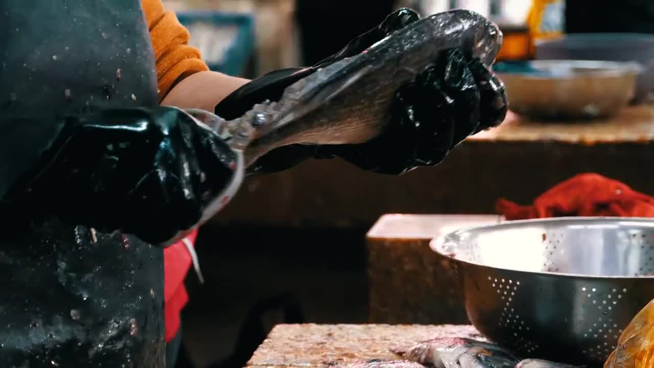 Stock Video Cutting A Fish In A Market Live Wallpaper For PC