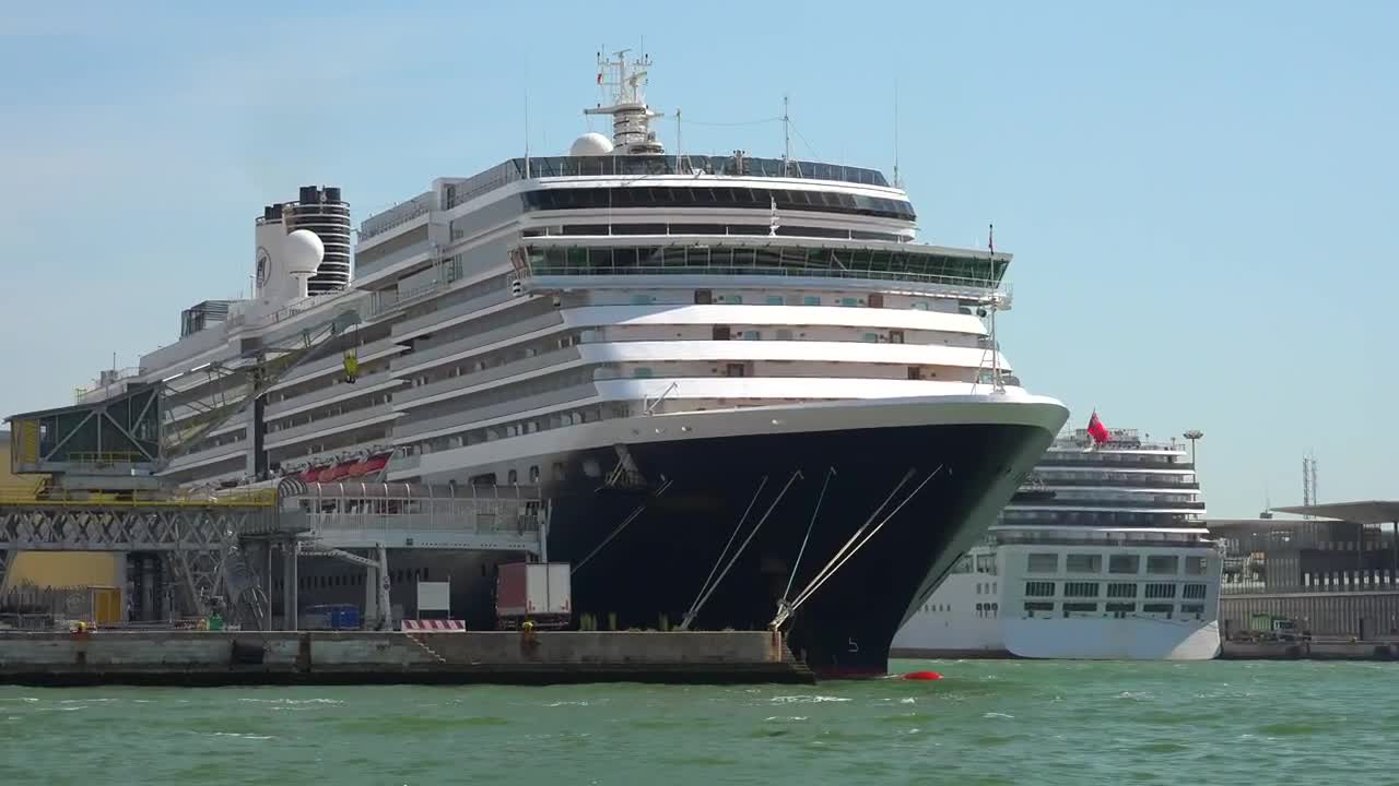 Stock Video Cruise At The Dock Live Wallpaper For PC