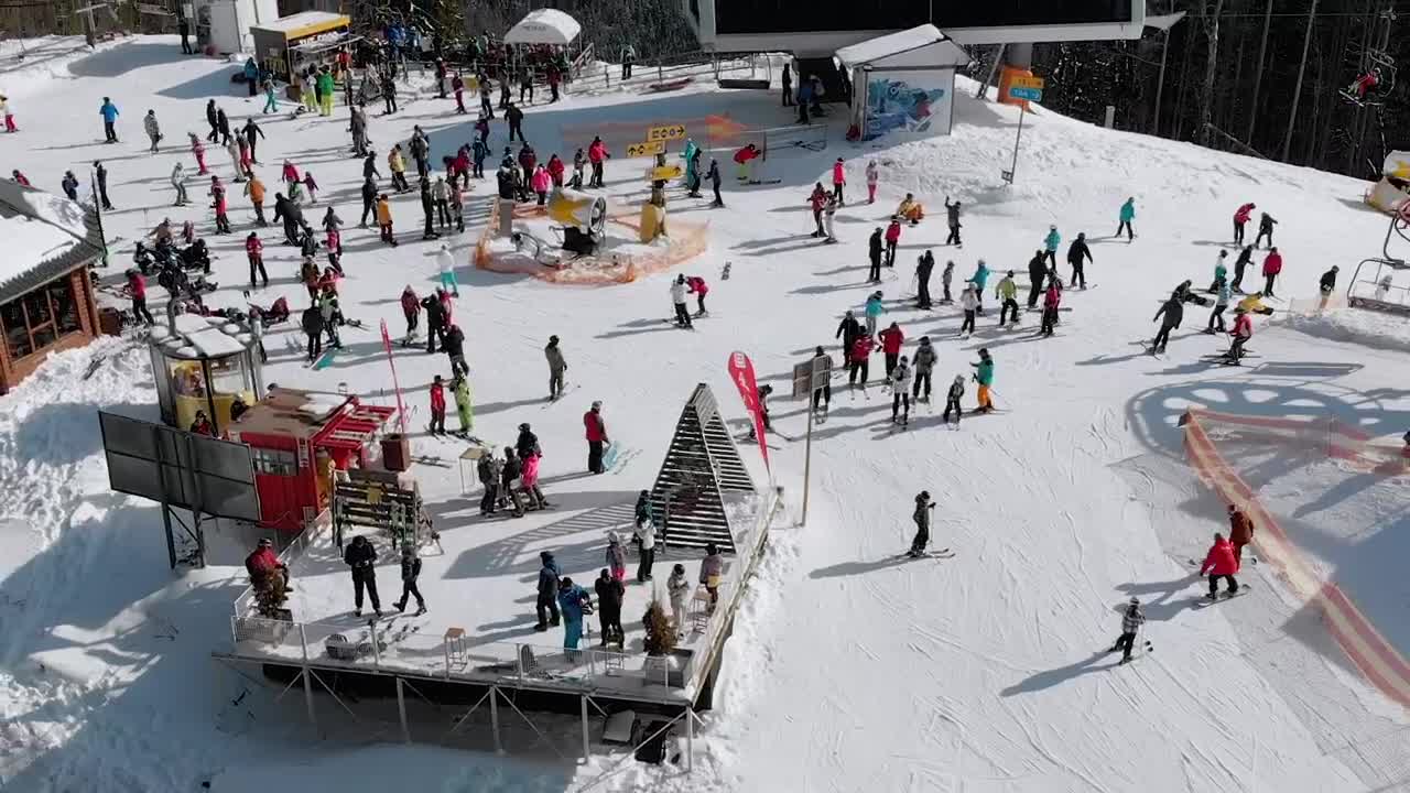Stock Video Crowd Of Skiers In The Top Of The Mountain Live Wallpaper For PC
