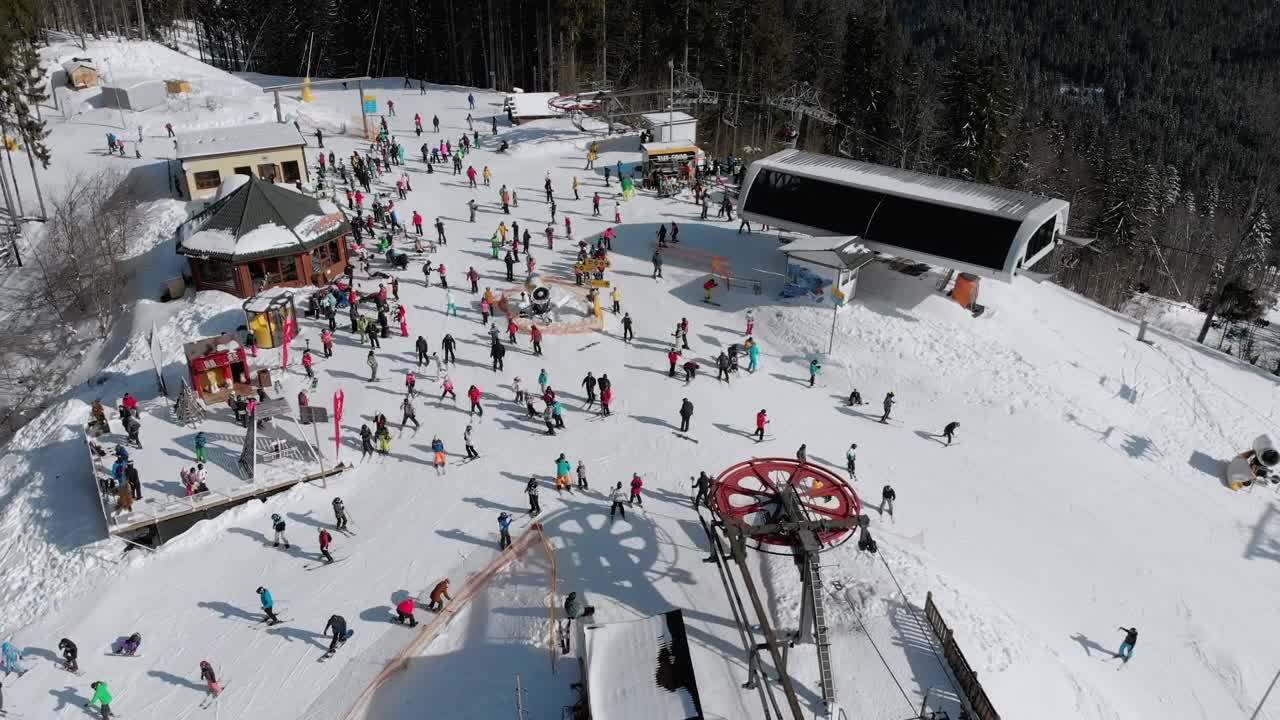 Stock Video Crowd Of Skiers In The Top Of The Mountain 3194 Live Wallpaper For PC